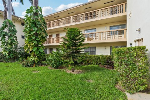 Condo in Miami, Florida, 1 bedroom  № 1710628 - photo 29