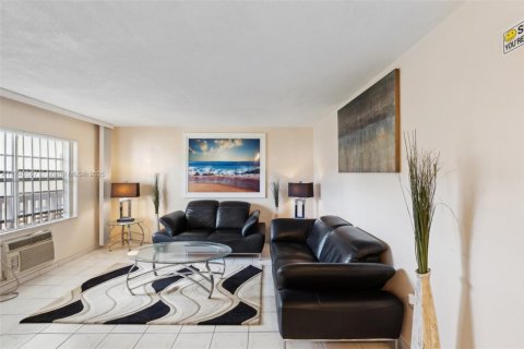 Condo in Miami, Florida, 1 bedroom  № 1710628 - photo 7