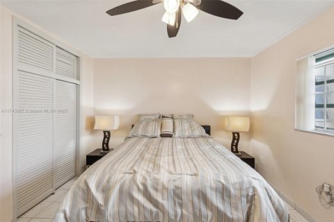 Condo in Miami, Florida, 1 bedroom  № 1710628 - photo 20
