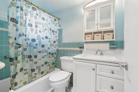 Condo in Miami, Florida, 1 bedroom  № 1710628 - photo 25