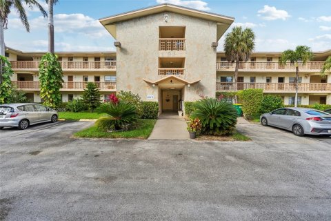 Condo in Miami, Florida, 1 bedroom  № 1710628 - photo 1
