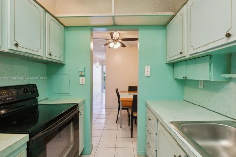 Condo in Miami, Florida, 1 bedroom  № 1710628 - photo 17
