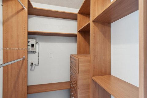 Condo in Miami, Florida, 1 bedroom  № 1710628 - photo 18