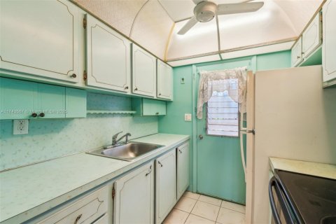 Condo in Miami, Florida, 1 bedroom  № 1710628 - photo 15
