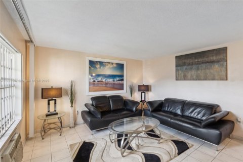 Condo in Miami, Florida, 1 bedroom  № 1710628 - photo 6