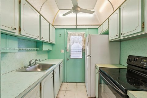 Condo in Miami, Florida, 1 bedroom  № 1710628 - photo 13