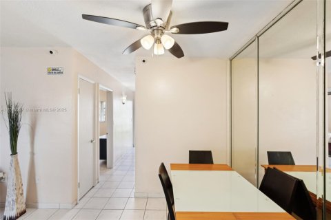 Condo in Miami, Florida, 1 bedroom  № 1710628 - photo 12