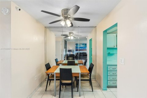 Condo in Miami, Florida, 1 bedroom  № 1710628 - photo 10