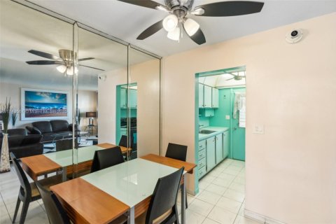 Condo in Miami, Florida, 1 bedroom  № 1710628 - photo 11
