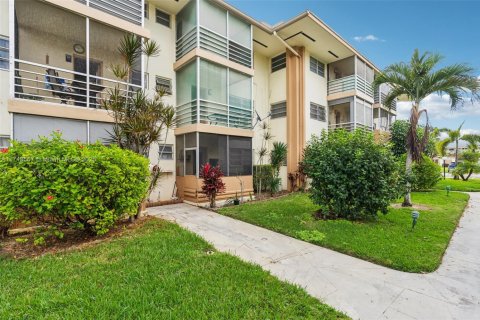 Condo in Miami, Florida, 1 bedroom  № 1710628 - photo 5