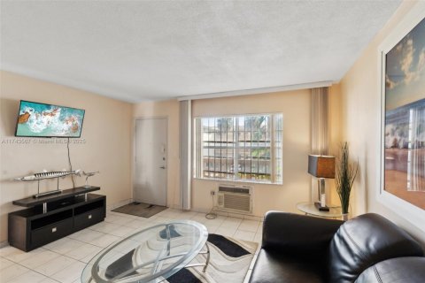 Condo in Miami, Florida, 1 bedroom  № 1710628 - photo 9