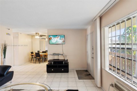 Condo in Miami, Florida, 1 bedroom  № 1710628 - photo 8