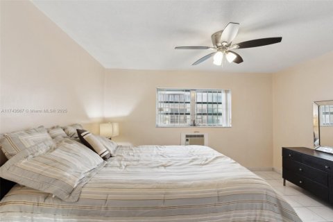 Condo in Miami, Florida, 1 bedroom  № 1710628 - photo 24