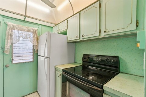 Condo in Miami, Florida, 1 bedroom  № 1710628 - photo 14