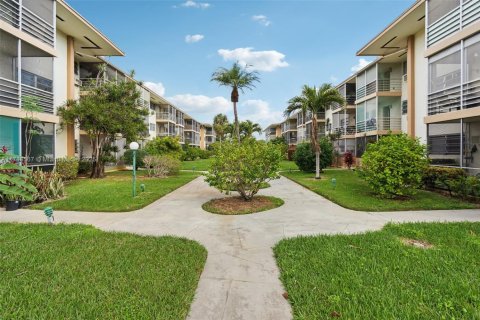 Condo in Miami, Florida, 1 bedroom  № 1710628 - photo 2