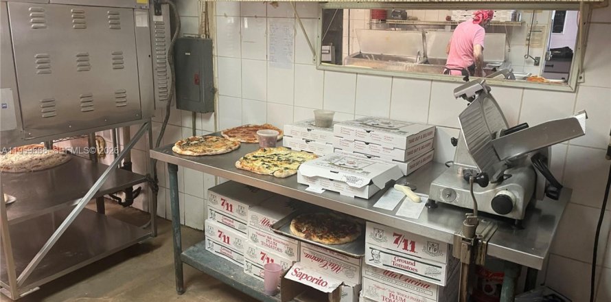 Commercial property in North Miami Beach, Florida № 2024335