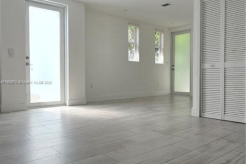 Снять в аренду виллу или дом в Майами, Флорида 5 спален, 229.47м2, № 1953043 - фото 9