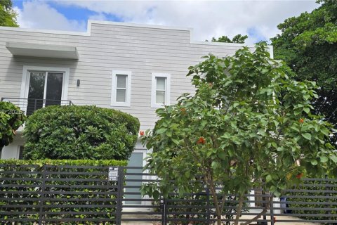 Снять в аренду виллу или дом в Майами, Флорида 5 спален, 229.47м2, № 1953043 - фото 1