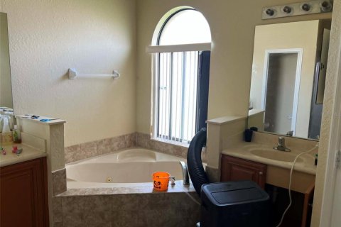 House in Kissimmee, Florida 3 bedrooms, 166.67 sq.m. № 2195391 - photo 17