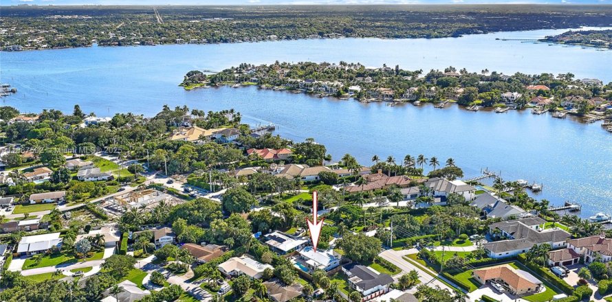 House in Tequesta, Florida 3 bedrooms, 125.42 sq.m. № 1943600
