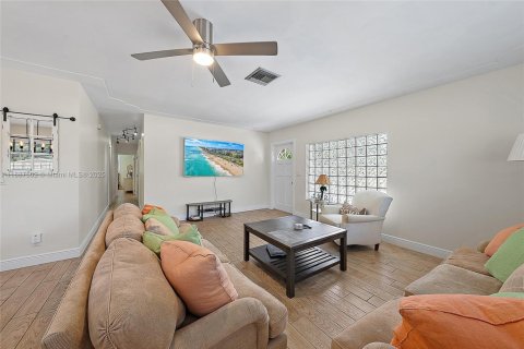 House in Tequesta, Florida 3 bedrooms, 125.42 sq.m. № 1943600 - photo 8