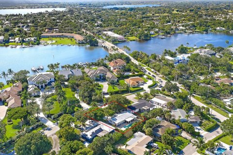 House in Tequesta, Florida 3 bedrooms, 125.42 sq.m. № 1943600 - photo 18