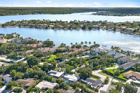 House in Tequesta, Florida 3 bedrooms, 125.42 sq.m. № 1943600 - photo 20
