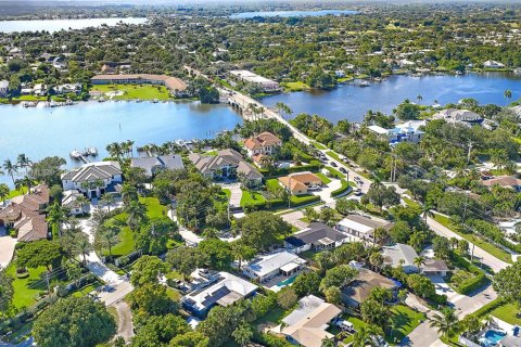 House in Tequesta, Florida 3 bedrooms, 125.42 sq.m. № 1943600 - photo 19