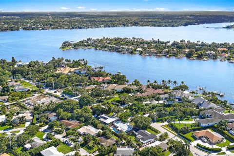 House in Tequesta, Florida 3 bedrooms, 125.42 sq.m. № 1943600 - photo 21
