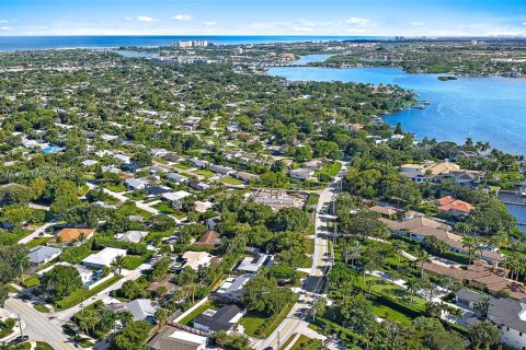 House in Tequesta, Florida 3 bedrooms, 125.42 sq.m. № 1943600 - photo 22