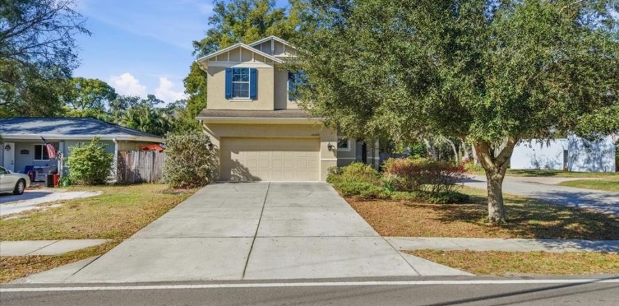 House in Tampa, Florida 4 bedrooms, 160.72 sq.m. № 2199174