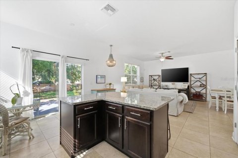 House in Tampa, Florida 4 bedrooms, 160.72 sq.m. № 2199174 - photo 15
