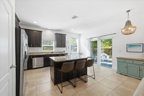 House in Tampa, Florida 4 bedrooms, 160.72 sq.m. № 2199174 - photo 12