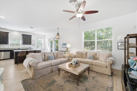 House in Tampa, Florida 4 bedrooms, 160.72 sq.m. № 2199174 - photo 4
