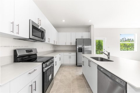 House in Homestead, Florida 3 bedrooms № 1943298 - photo 4