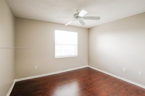 Снять в аренду виллу или дом в Холливуд, Флорида 5 спален, 278.52м2, № 1949111 - фото 13