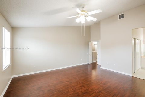 Снять в аренду виллу или дом в Холливуд, Флорида 5 спален, 278.52м2, № 1949111 - фото 10