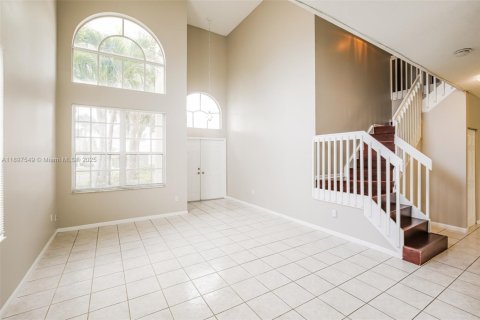 Снять в аренду виллу или дом в Холливуд, Флорида 5 спален, 278.52м2, № 1949111 - фото 4