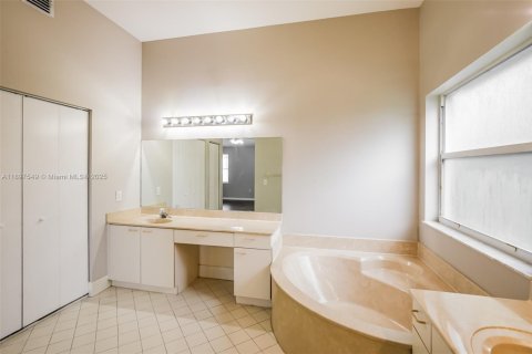 Снять в аренду виллу или дом в Холливуд, Флорида 5 спален, 278.52м2, № 1949111 - фото 14