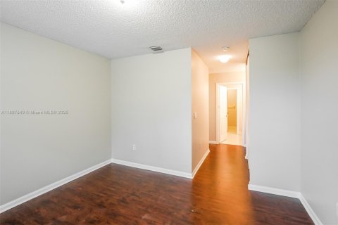 Снять в аренду виллу или дом в Холливуд, Флорида 5 спален, 278.52м2, № 1949111 - фото 12