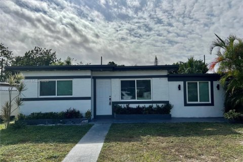 Villa ou maison à louer à Hollywood, Floride: 3 chambres, 123.19 m2 № 1968510 - photo 2