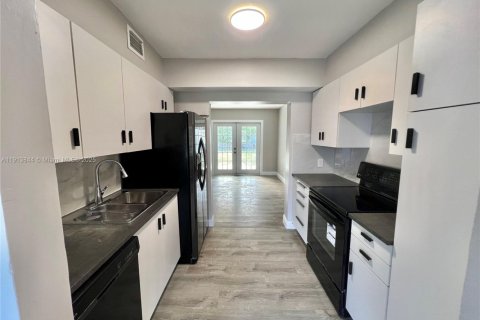 Villa ou maison à louer à Hollywood, Floride: 3 chambres, 123.19 m2 № 1968510 - photo 6