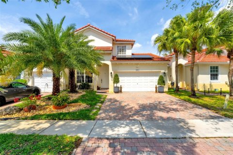 Touwnhouse à vendre à Miramar, Floride: 5 chambres, 184.88 m2 № 1862821 - photo 1