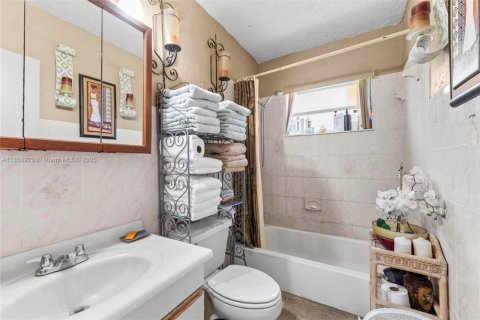 House in Miami, Florida 3 bedrooms, 140.19 sq.m. № 1855353 - photo 10