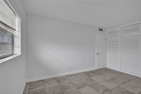 Снять в аренду кондоминиум в Форт-Лодердейл, Флорида 2 спальни, 64.1м2, № 1942562 - фото 10