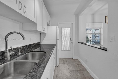 Снять в аренду кондоминиум в Форт-Лодердейл, Флорида 2 спальни, 64.1м2, № 1942562 - фото 7