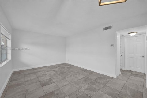 Снять в аренду кондоминиум в Форт-Лодердейл, Флорида 2 спальни, 64.1м2, № 1942562 - фото 17