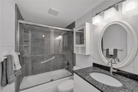 Снять в аренду кондоминиум в Форт-Лодердейл, Флорида 2 спальни, 64.1м2, № 1942562 - фото 9