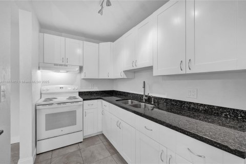 Снять в аренду кондоминиум в Форт-Лодердейл, Флорида 2 спальни, 64.1м2, № 1942562 - фото 8