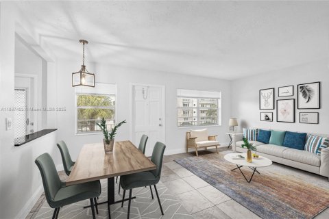 Снять в аренду кондоминиум в Форт-Лодердейл, Флорида 2 спальни, 64.1м2, № 1942562 - фото 1